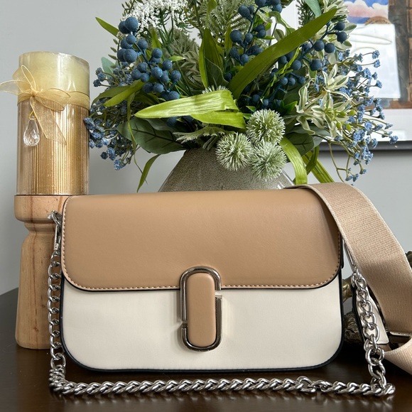 beautiful milk and late colour with chain and wide crossbody strap - Picture 1 of 7